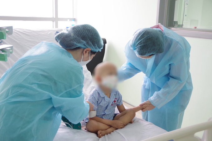 Bé M hồi phục nhanh, vận động nhanh nhẹn sau 1 tuần ghép gan từ người hiến là cô ruột của bé