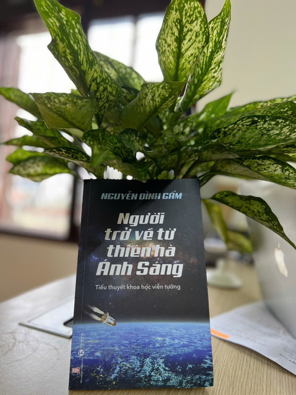 Người trở về từ thiên hà Ánh Sáng: Cuốn tiểu thuyết khoa học độc đáo - 1 Người trở về từ thiên hà Ánh Sáng: Cuốn tiểu thuyết khoa học độc đáo - 1