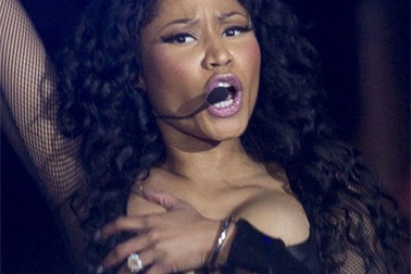 Nhảy quá sung, ca sỹ gợi cảm người Mỹ bị “lộ hàng”