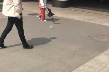 Tình huống hài hước khi nhân viên vệ sinh bị cơn gió “trêu đùa”