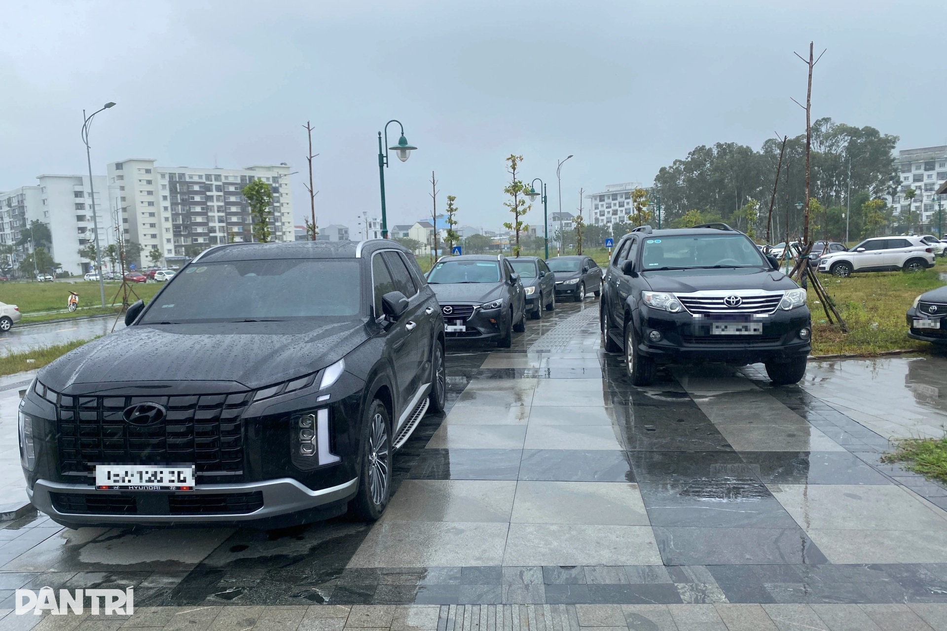 Hàng trăm ô tô đậu kín các điểm công cộng, vỉa hè để tránh lụt - 2 Hàng trăm ô tô đậu kín các điểm công cộng, vỉa hè để tránh lụt - 2