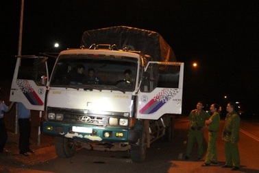 Bị kiểm tra tải trọng, tài xế cố thủ trong cabin, gọi người đến "giúp"