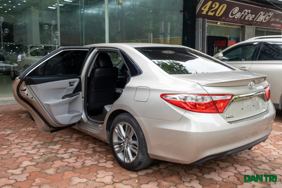 Toyota Camry nhập Mỹ 5 năm tuổi vẫn có giá ngang Camry 2.5Q đập hộp - 2 Toyota Camry nhập Mỹ 5 năm tuổi vẫn có giá ngang Camry 2.5Q đập hộp - 2