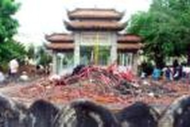 Hoãn di dời cổng chùa Vĩnh Nghiêm