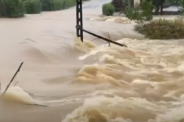 16 người mắc kẹt trong khu Rào Trăng khi nước lũ dâng cao