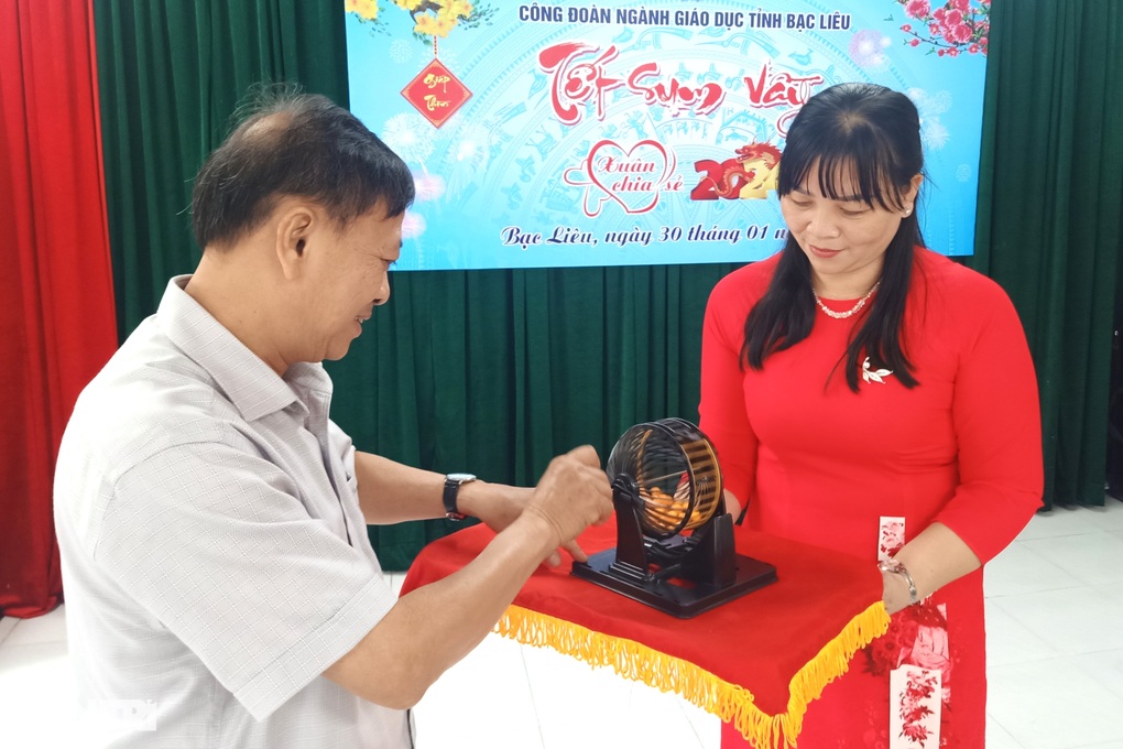 Thưởng Tết ít hay nhiều, hiệu trưởng cũng bằng giáo viên - 3 Thưởng Tết ít hay nhiều, hiệu trưởng cũng bằng giáo viên - 3
