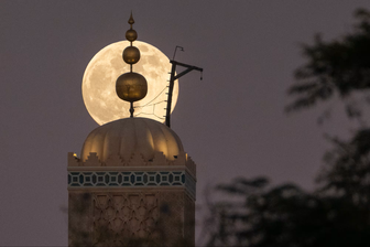 Chùm ảnh siêu trăng cuối cùng trong năm 2025 rực sáng trên bầu trời