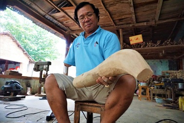 Đồ dùng "độc nhất vô nhị" từ gốc tre của người đàn ông một tay