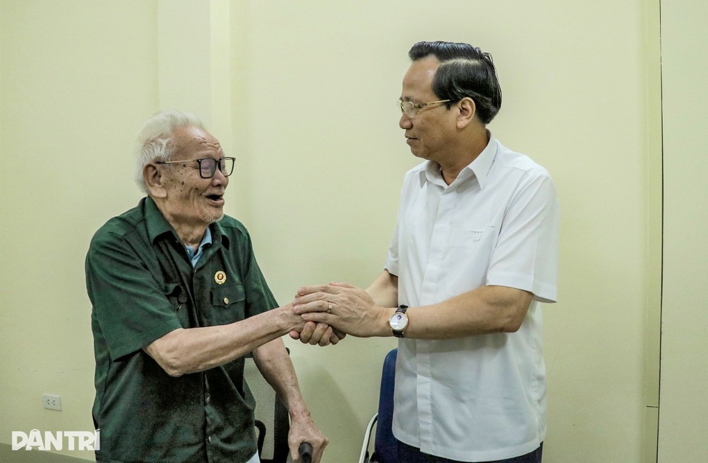 Bộ trưởng day dứt trường hợp liệt sĩ bị lỡ chế độ vì sai tên bia mộ - 6 Bộ trưởng day dứt trường hợp liệt sĩ bị lỡ chế độ vì sai tên bia mộ - 6