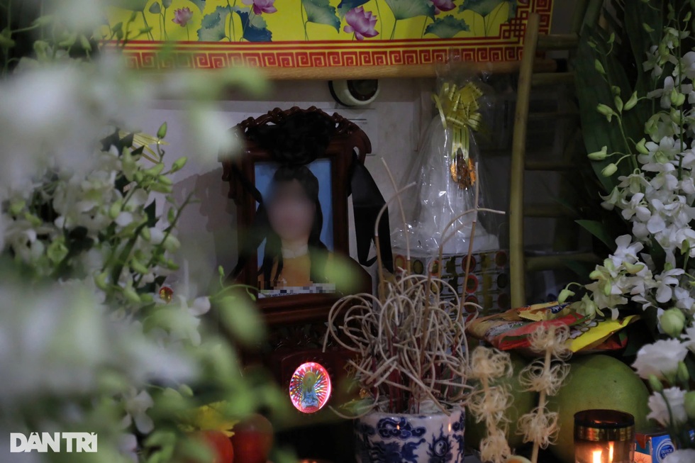 Mẹ cô gái bị đoàn xe tông tử vong: Dọn nhà đám cưới, lại thành lễ tang - 2 Mẹ cô gái bị đoàn xe tông tử vong: Dọn nhà đám cưới, lại thành lễ tang - 2