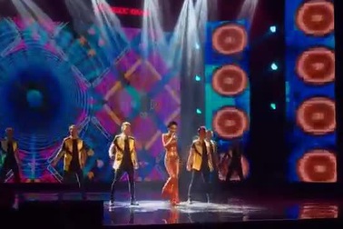 Tóc Tiên nhảy bốc lửa