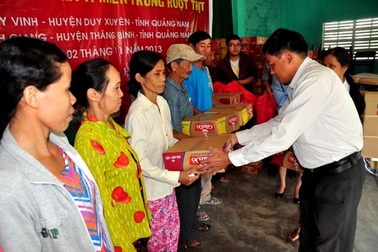 Hội Cha mẹ Nhân ái trao quà đến người dân vùng bão Quảng Nam