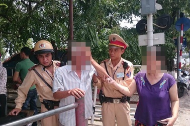 Hà Nội: CSGT kịp thời cứu người đàn ông định lao vào tàu hoả