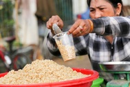 Rượu nếp, hoa quả đắt hàng ngày Tết Đoan Ngọ