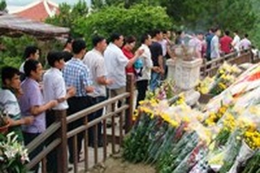 Hàng ngàn người đổ về viếng Đại tướng trong mưa dịp kỷ niệm 22/12