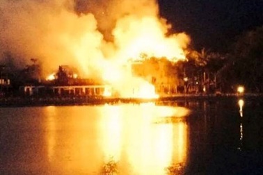 Khách sạn cao cấp nhất Mai Châu bùng cháy dữ dội