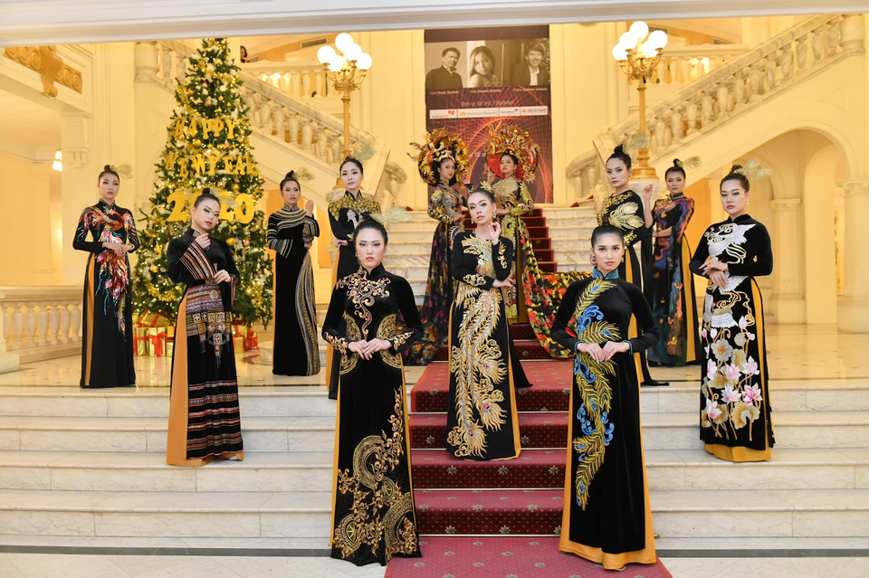 Nữ hoàng hoa hồng Bùi Thành Hương ra mắt BST áo dài “Màu thời gian” - 7 Nữ hoàng hoa hồng Bùi Thành Hương ra mắt BST áo dài “Màu thời gian” - 7