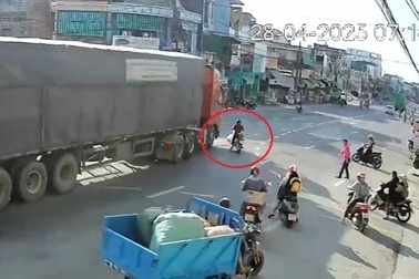 Người phụ nữ qua đường bị xe container cán tử vong