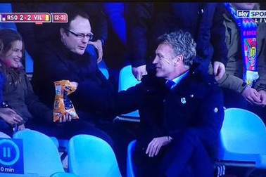 Bị truất quyền chỉ đạo, Moyes lên khán đài ăn... bim bim 