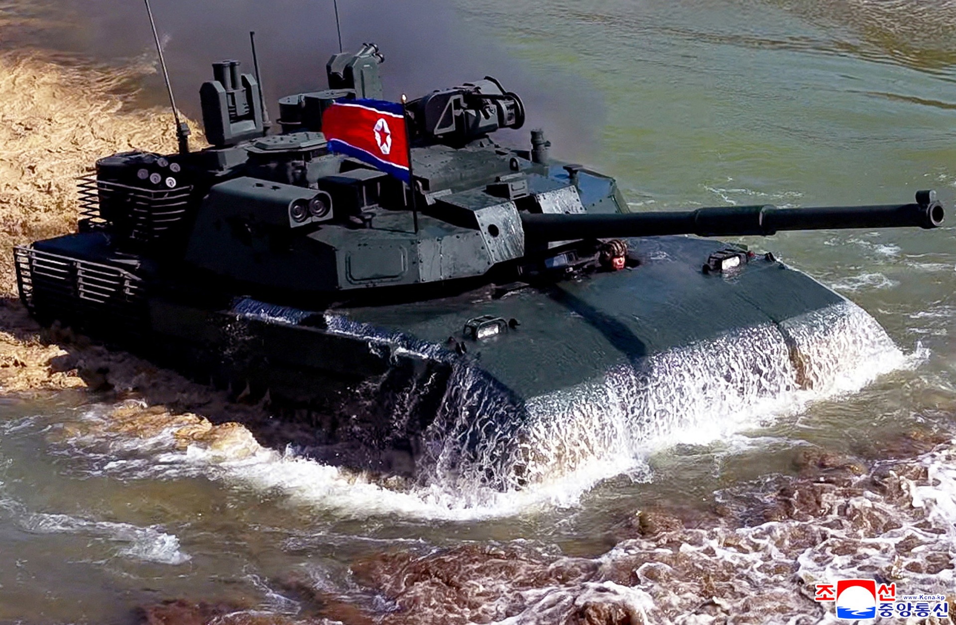 Xe tăng “không có đối thủ trên thế giới” của Triều Tiên phô diễn sức mạnh - 8 Xe tăng “không có đối thủ trên thế giới” của Triều Tiên phô diễn sức mạnh - 8