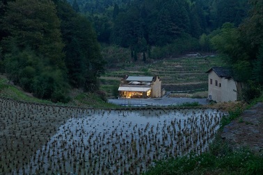 Quán cà phê kiêm hiệu sách, nằm giữa cánh đồng ở ngôi làng cổ 800 năm tuổi