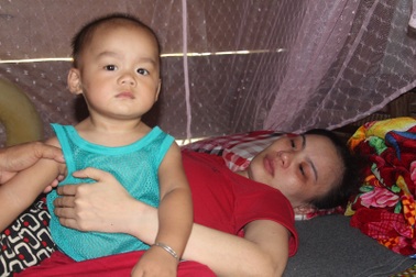 Nước mắt người mẹ trẻ bị ung thư đếm ngược thời gian vĩnh biệt con