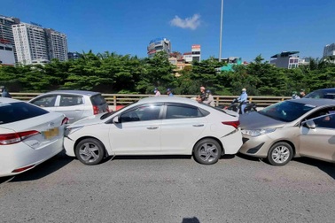 3 ô tô húc đuôi nhau, dòng xe "chôn chân" dưới nắng nóng