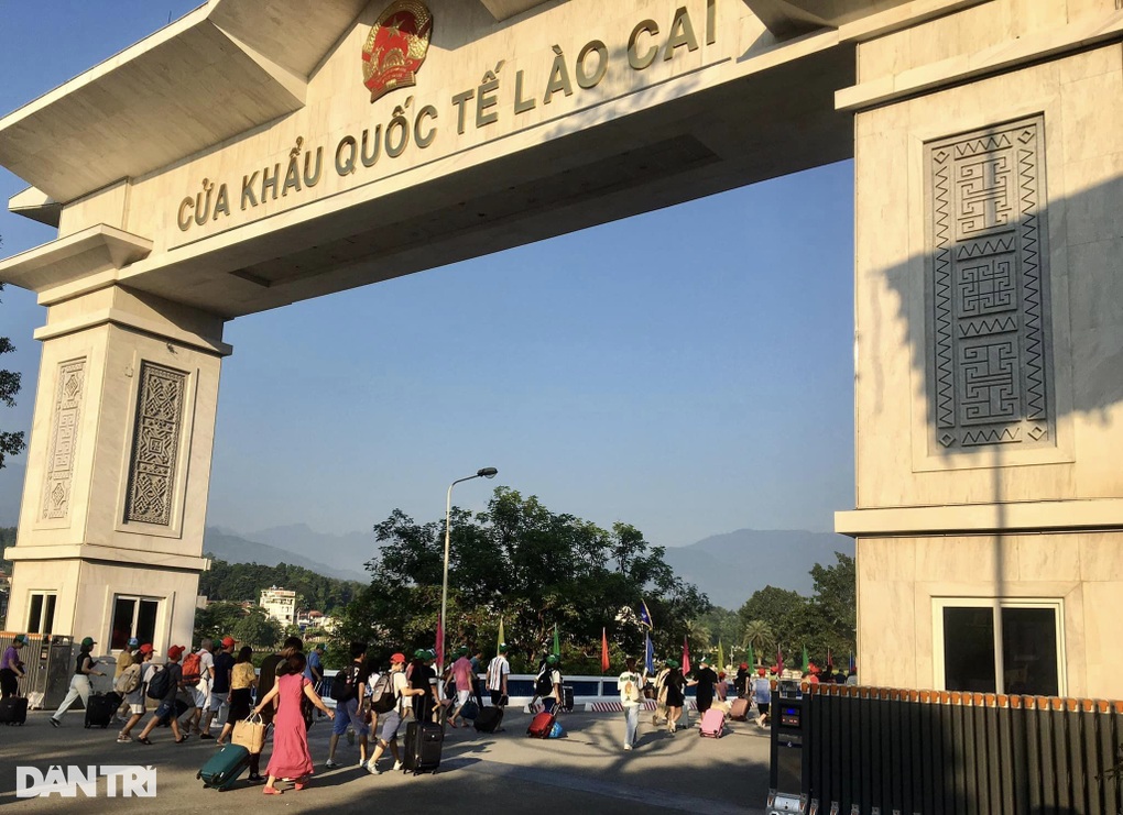 Nghỉ lễ, hàng nghìn người xếp hàng qua cửa khẩu Lào Cai sang Trung Quốc - 4 Nghỉ lễ, hàng nghìn người xếp hàng qua cửa khẩu Lào Cai sang Trung Quốc - 4