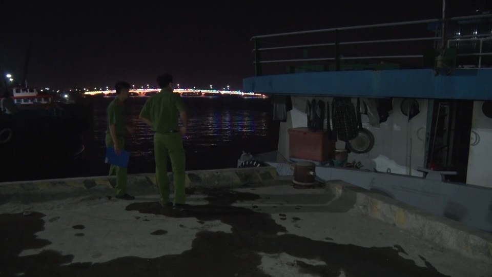 Vụ cháy tàu chở xăng: Thi thể thứ 3 nằm sâu trong khoang tàu - 1 Vụ cháy tàu chở xăng: Thi thể thứ 3 nằm sâu trong khoang tàu - 1