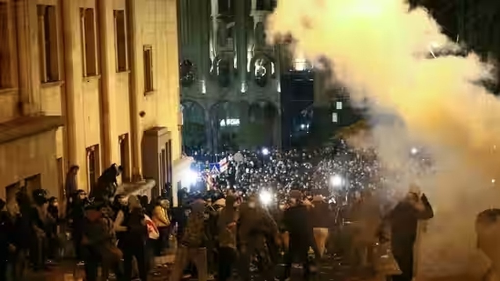 Người biểu tình bao vây quốc hội Georgia - 1 Người biểu tình bao vây quốc hội Georgia - 1