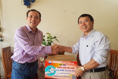 Trường ĐH Thủy lợi tặng nước rửa tay sát khuẩn cho 150 trường học