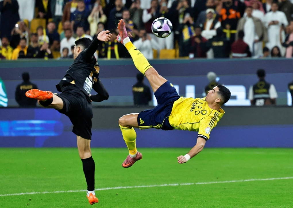 C.Ronaldo và Messi thi nhau khiến làng túc cầu dậy sóng - 1