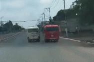 Kinh hãi màn lạng lách, chèn nhau giữa hai xe khách