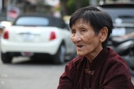 Hà Nội: Sống tròn một thế kỷ, cụ bà vẫn mưu sinh dưới nắng nóng 35 độ C