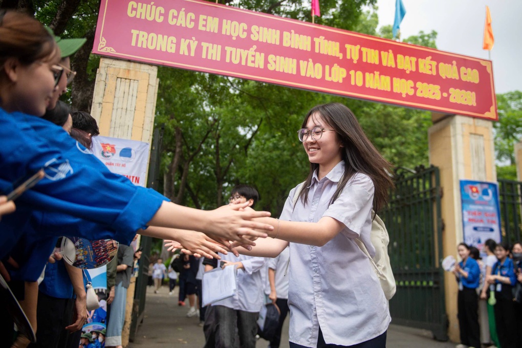 โรงเรียนมัธยมศึกษาเกาจิยมีนักเรียน 97 คนผ่านการสอบวัดความรู้เฉพาะด้านวิทยาศาสตร์ธรรมชาติ - 2 Trường THCS Cầu Giấy có 97 em đỗ vào Chuyên Khoa học Tự nhiên - 2