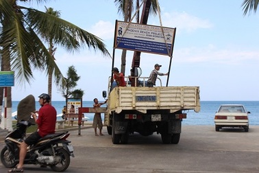 Tháo dỡ hàng loạt biển “cấm xâm phạm” trên bãi biển Nha Trang