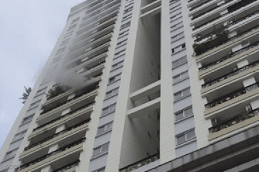 Cháy chung cư ở TPHCM, hàng trăm người dân di chuyển xuống đất