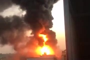 Khói lửa bao trùm cơ sở chế biến gỗ