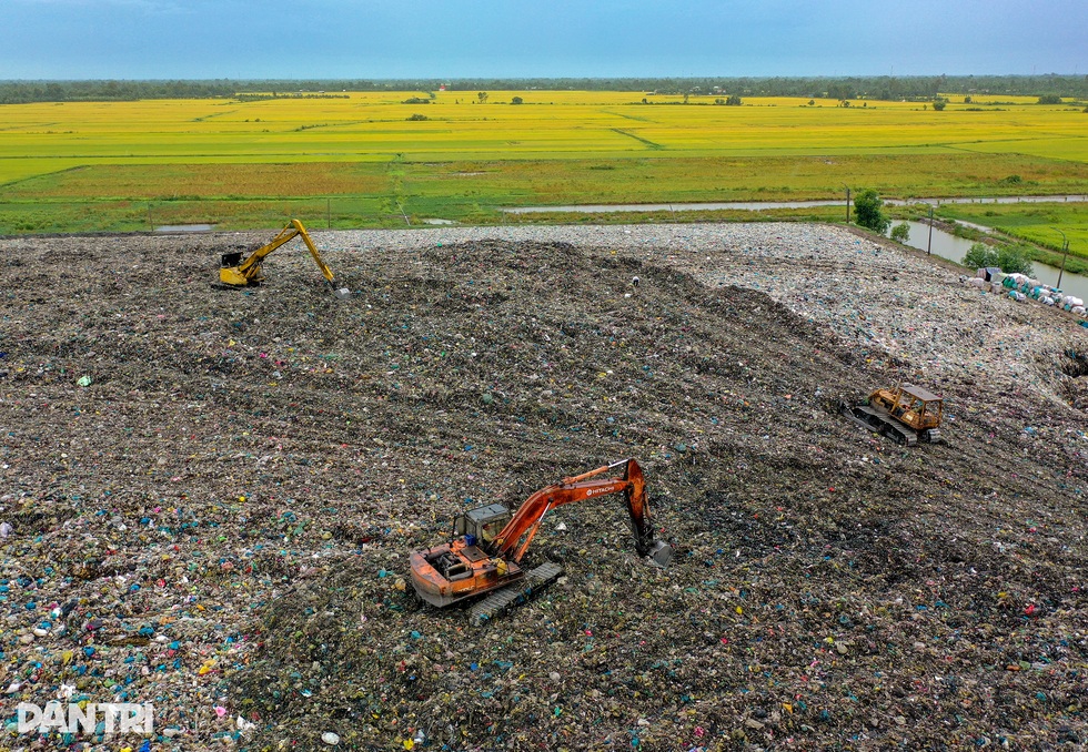 Ô nhiễm rác ở miền Tây: Dân chặn xe, treo băng rôn, than trời vì núi rác - 2 Ô nhiễm rác ở miền Tây: Dân chặn xe, treo băng rôn, than trời vì núi rác - 2