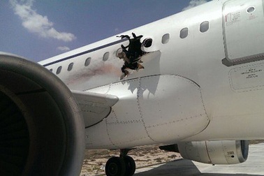 Máy bay thủng thân giữa trời, một hành khách bị hút ra ngoài