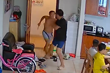 Người đàn ông cầm dao tấn công hàng xóm ở chung cư Hà Nội