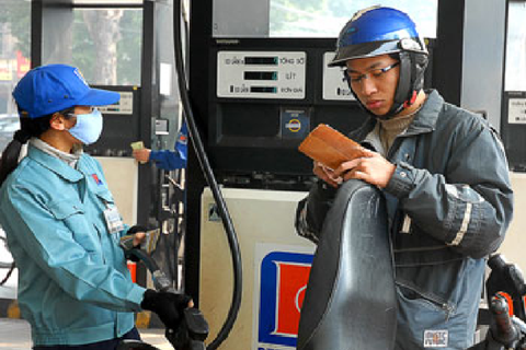 Tăng thuế môi trường xăng dầu lên 8.000 đồng/lít chỉ lợi cho "quản lý"