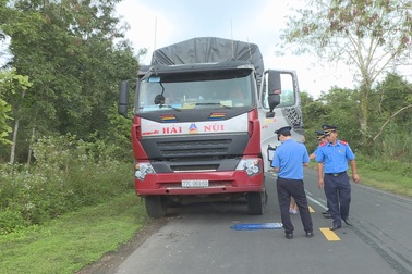 Xe chở phân quá tải nhận "án" phạt 72 triệu đồng