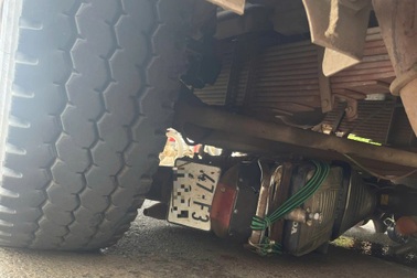 Xe tải kéo lê xe máy, người đàn ông tử nạn thương tâm