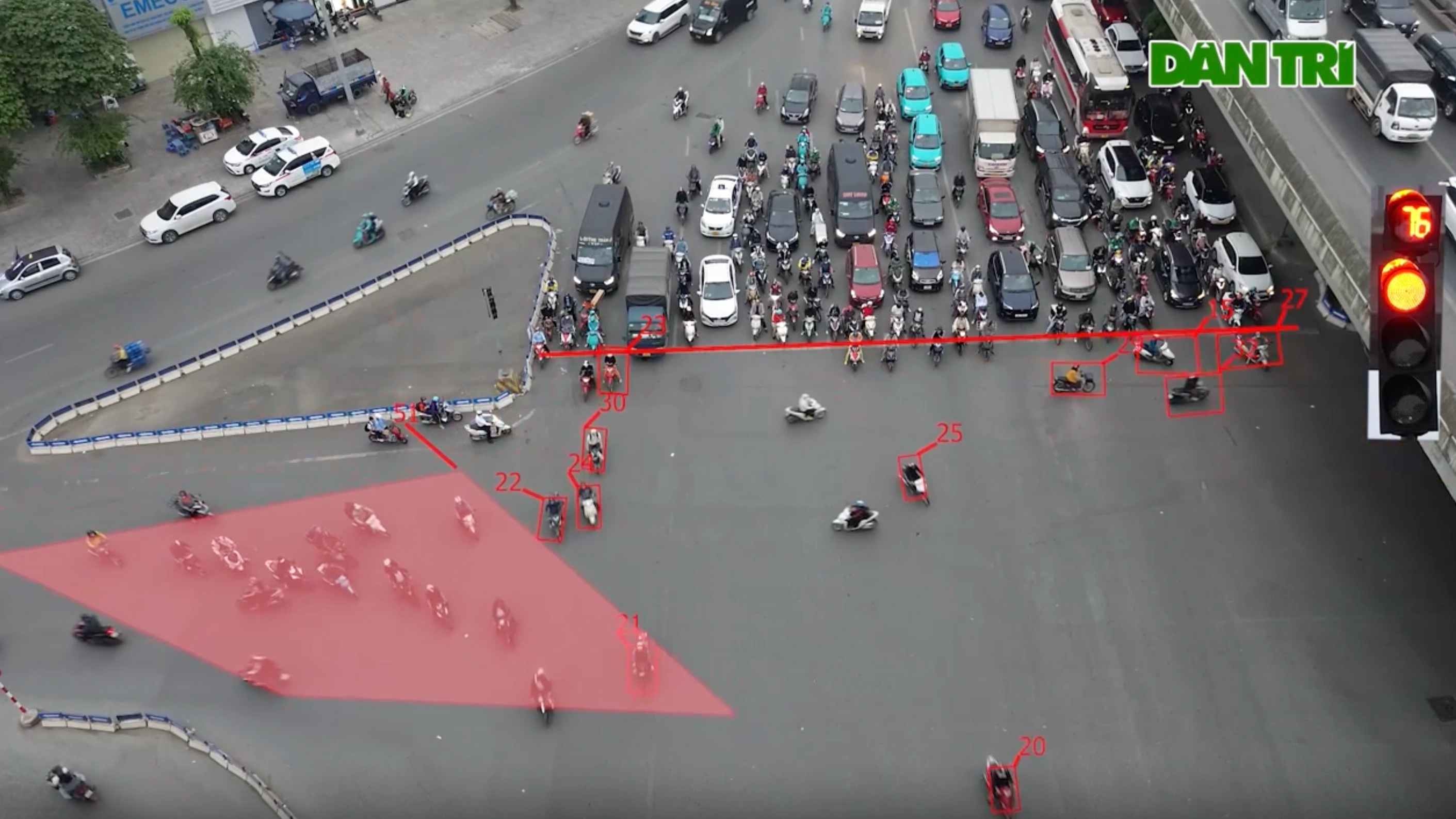 View - Ngã tư ở Hà Nội "2 phút có 164 xe vượt đèn đỏ" sau hơn một tháng ra sao? | Báo Dân trí