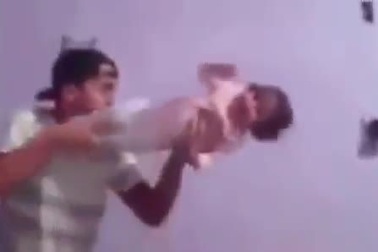 Tuyệt chiêu trông con "bá đạo" của các ông bố