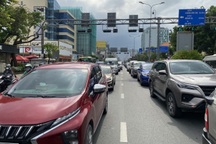 Giao thông cửa ngõ sân bay Tân Sơn Nhất ùn ứ sau va chạm giữa 3 ô tô