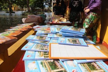 Hà Tĩnh: Giáo viên bì bõm lội nước cứu sách vở của học trò