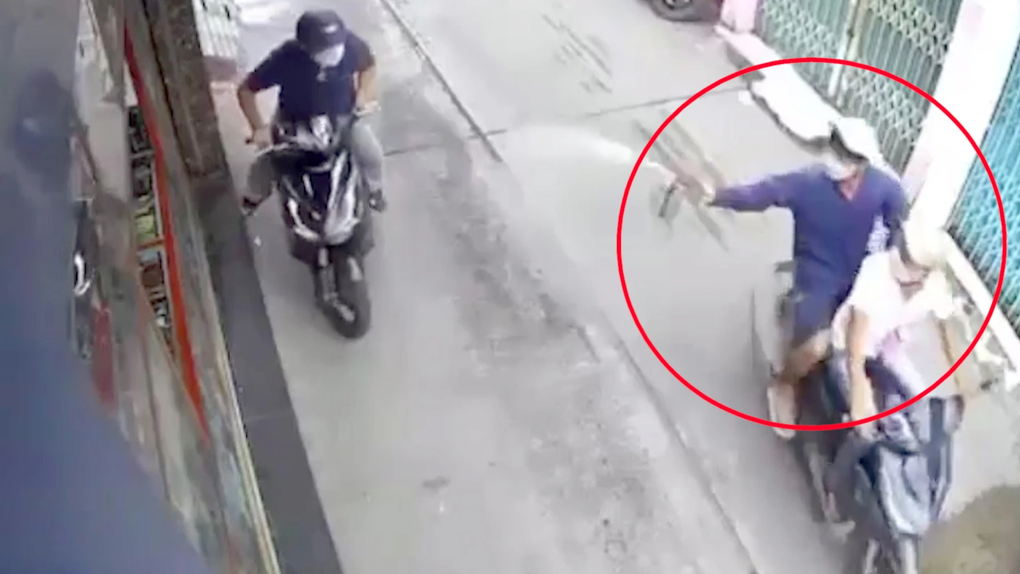 TPHCM: Táo tợn cướp giật điện thoại, xịt hơi cay vào mặt nạn nhân - 1 TPHCM: Táo tợn cướp giật điện thoại, xịt hơi cay vào mặt nạn nhân - 1