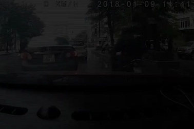 Hành khách đi xe taxi mở cửa bất cẩn hất văng người đi xe máy lên vỉa hè